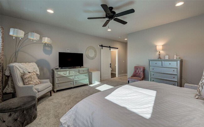 Building Photo - Beautiful 3+ bed, 3 bath home with 4 car garage, VIEWS, chef's kitchen and much more!