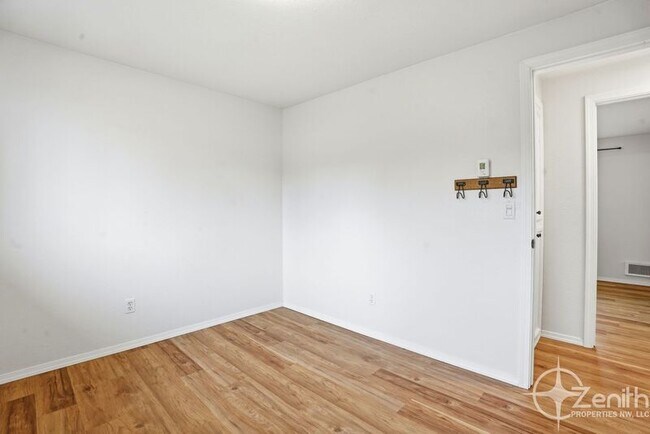 Building Photo - 13801 NE 40th St