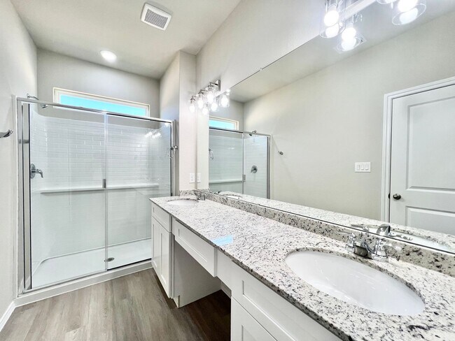 Building Photo - Brand New Duplex in New East Parks Community