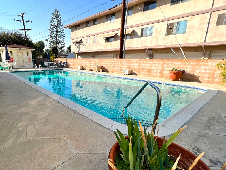 Pool. - 1327 N Central Ave