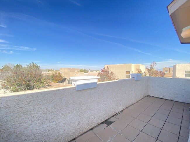 Building Photo - GATED COMMUNITY - 3 Bedroom w/Loft