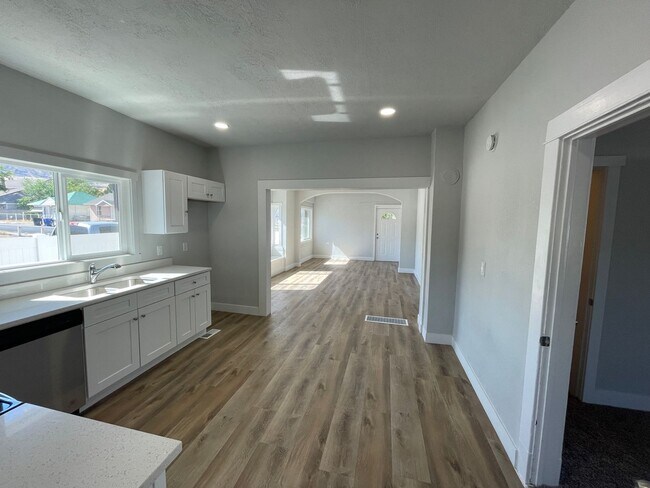 Building Photo - Spacious 4 Bed, 2 Bath Home with 2-Car Garage in Magna