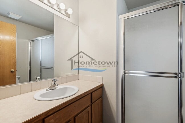 Building Photo - Two-Bed, Two-Bath Duplex with Garage in Co...