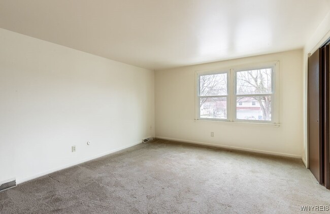 Building Photo - 140 Ayrault Dr