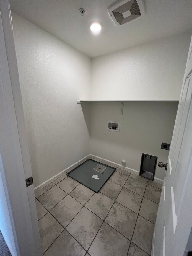 Building Photo - Beautiful 3 Bedroom Enclave at Folsom Ranch Home!