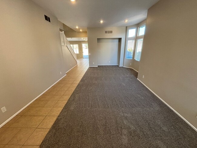 Building Photo - Gorgeous 6Bed/5Bath/4Car, 2-Story Home located in the Mountains Edge