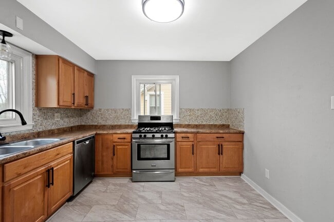 Building Photo - Stunning 3 bedroom home in Penn Hills available April 1st!