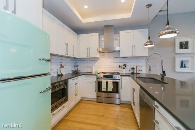 Building Photo - 2059 N Mozart St