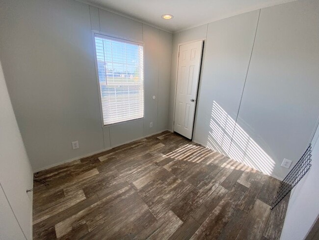 Building Photo - Spacious 3 Bedroom Mobile Home for Rent in...