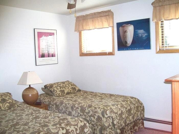 Building Photo - 835 E Hyman Ave