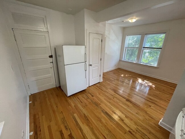 Building Photo - 2360 W Dickens Ave