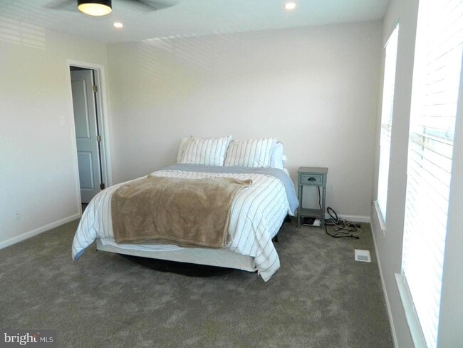 Building Photo - 82 Pebble Ln