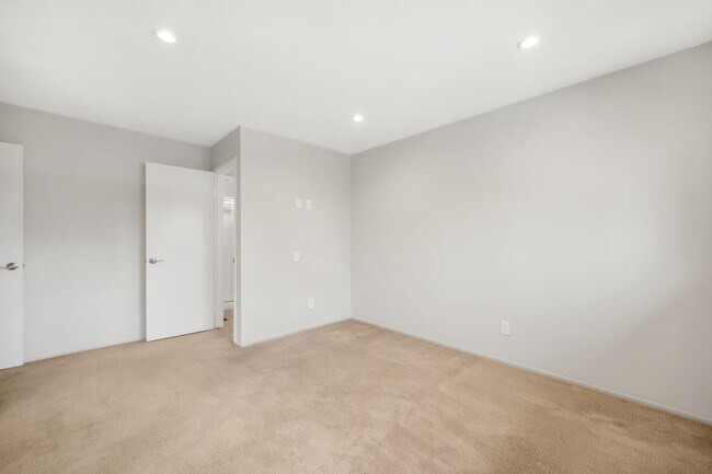 Building Photo - Spacious 4-Bedroom, 2.5-Bath Townhouse Clo...