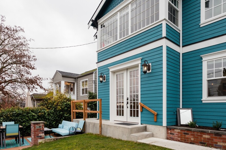 Building Photo - 337 NE 54th St