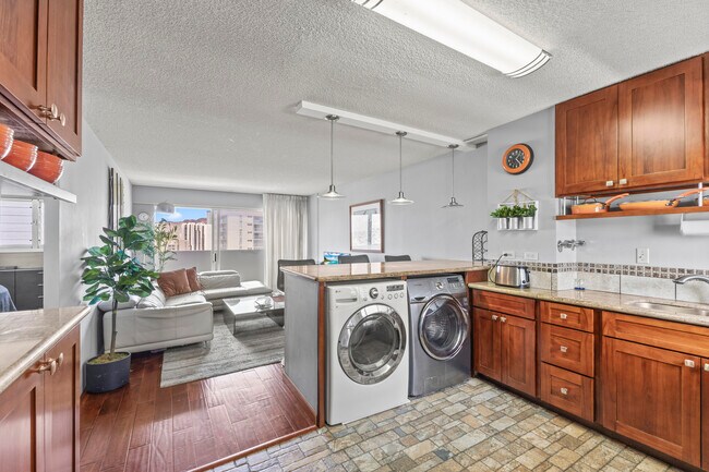 Building Photo - Ala Wai TH 1902