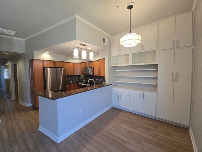 Building Photo - Charming Condo in Walkable Nob Hill – Comfort, Convenience & Peace of Mind