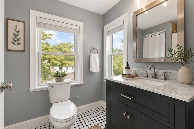 Building Photo - 11 Granville Pl