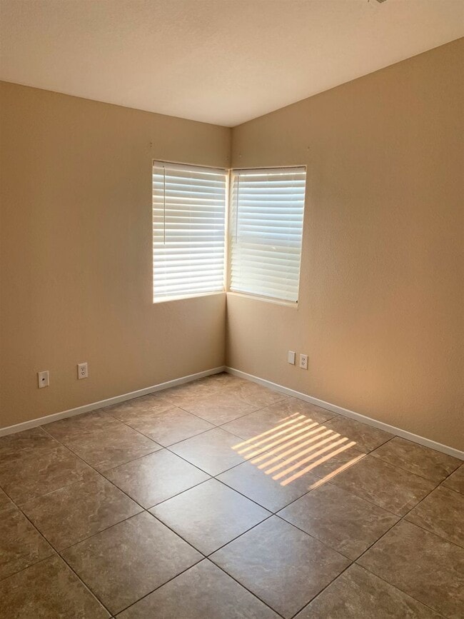 Building Photo - Clean 3 Bedroom 2 Bath