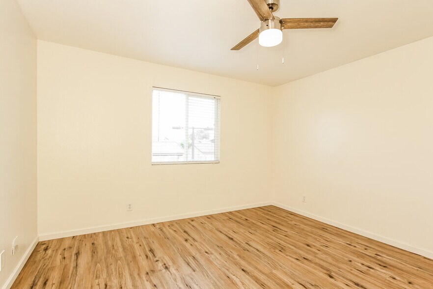 Building Photo - 921 S Val Vista Dr