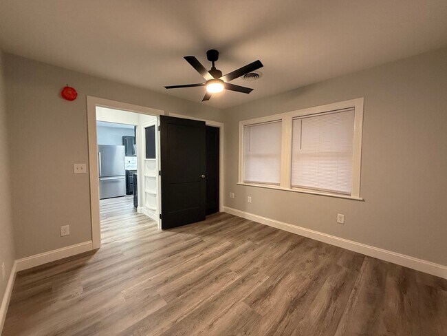 Building Photo - 313 E Bernard Ave