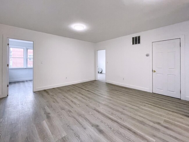 Building Photo - 389 Monmouth St