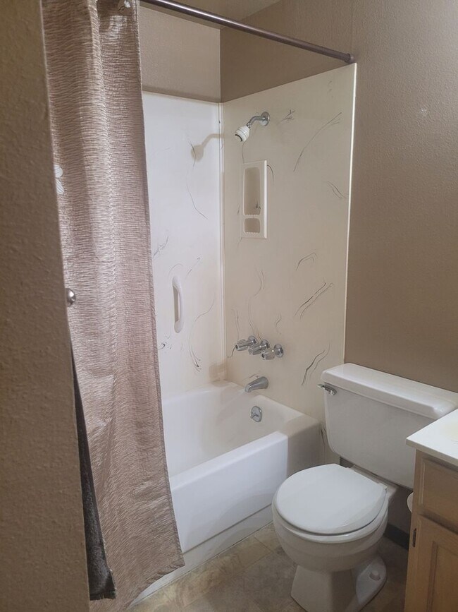 Building Photo - Golf Course Community, Condo