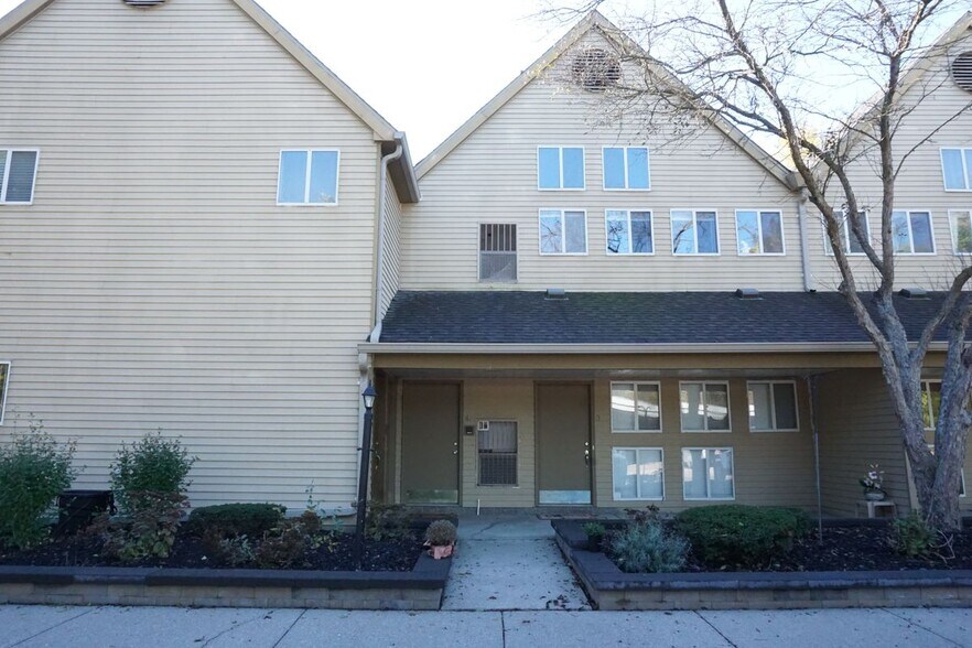 Primary Photo - 27991 Rollcrest Rd