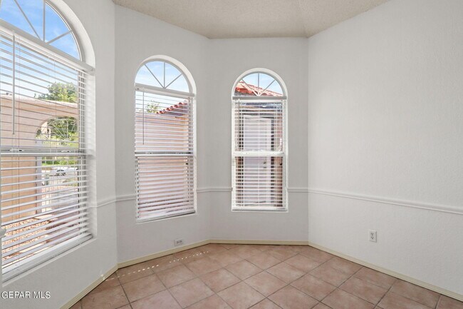 Building Photo - 205 N Alto Mesa Dr