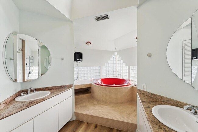 Building Photo - 11 Watersedge Ct