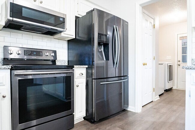 Building Photo - Spacious 3BR on Oversized Fenced Lot | GREAT PRICE!