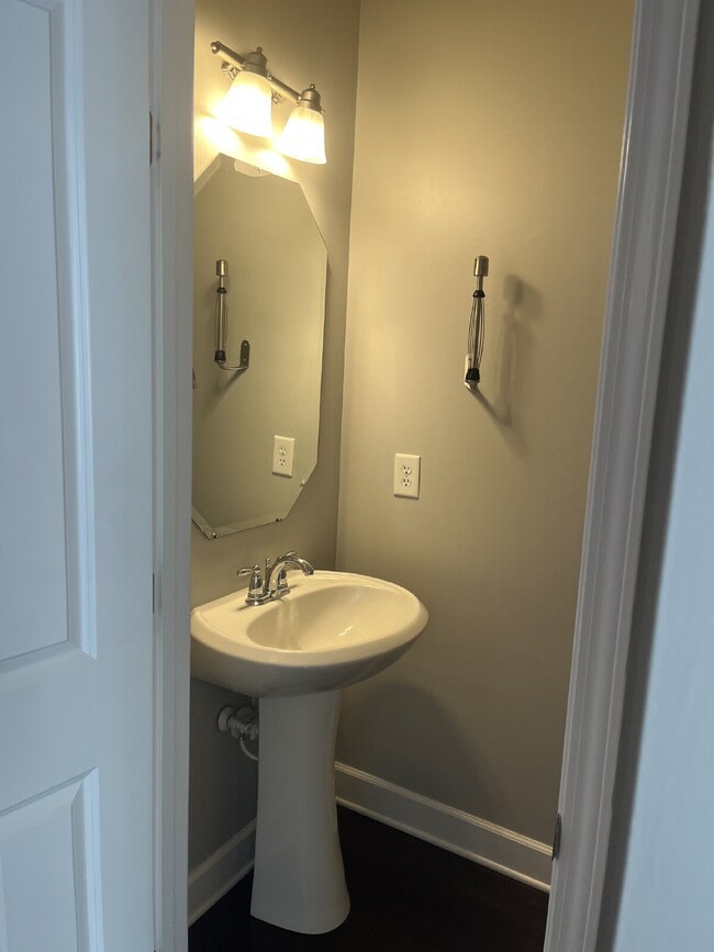 Building Photo - "Charming 2-Bed Townhouse Retreat with 2.5...