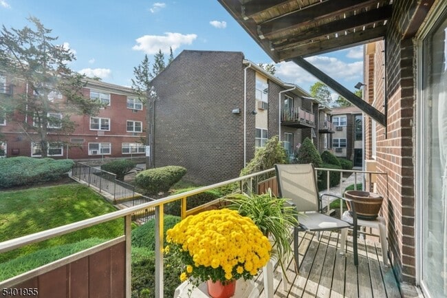 Building Photo - 421 Bloomfield Ave