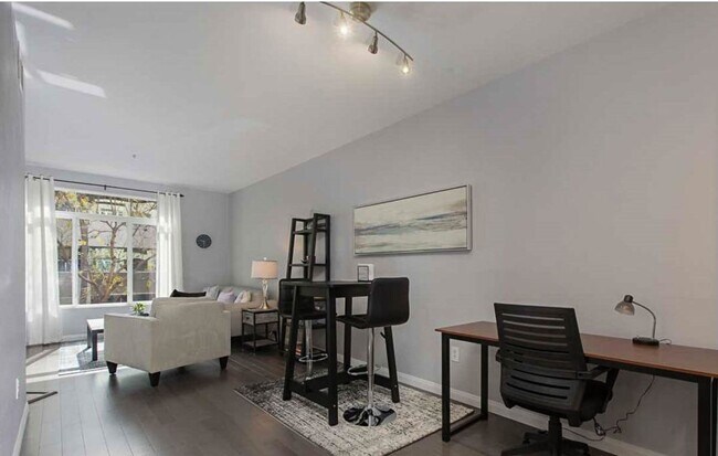 Building Photo - Beautiful and Updated Banker's Hill 1BR/1BA Condo!