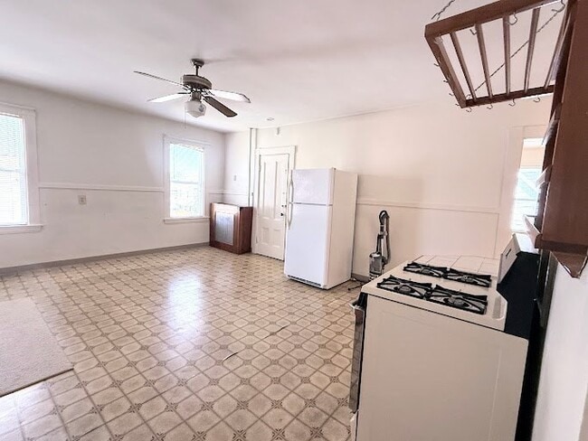 Building Photo - 33 Cook St