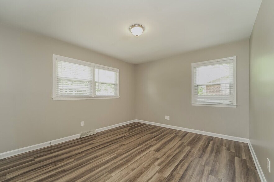 Building Photo - 4700 Hidden Valley Rd