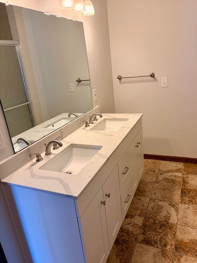 Building Photo - Two Bedroom PLUS Bonus Room on the West End of Pearl Street