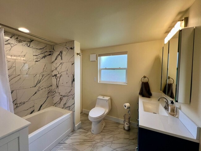 Building Photo - Fully Remodeled 1 BD + Loft