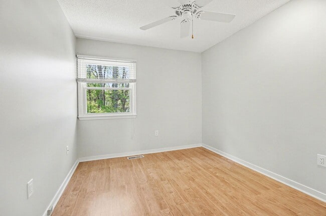 Building Photo - Updated 3 Bedroom Townhome!!! ***Available NOW***