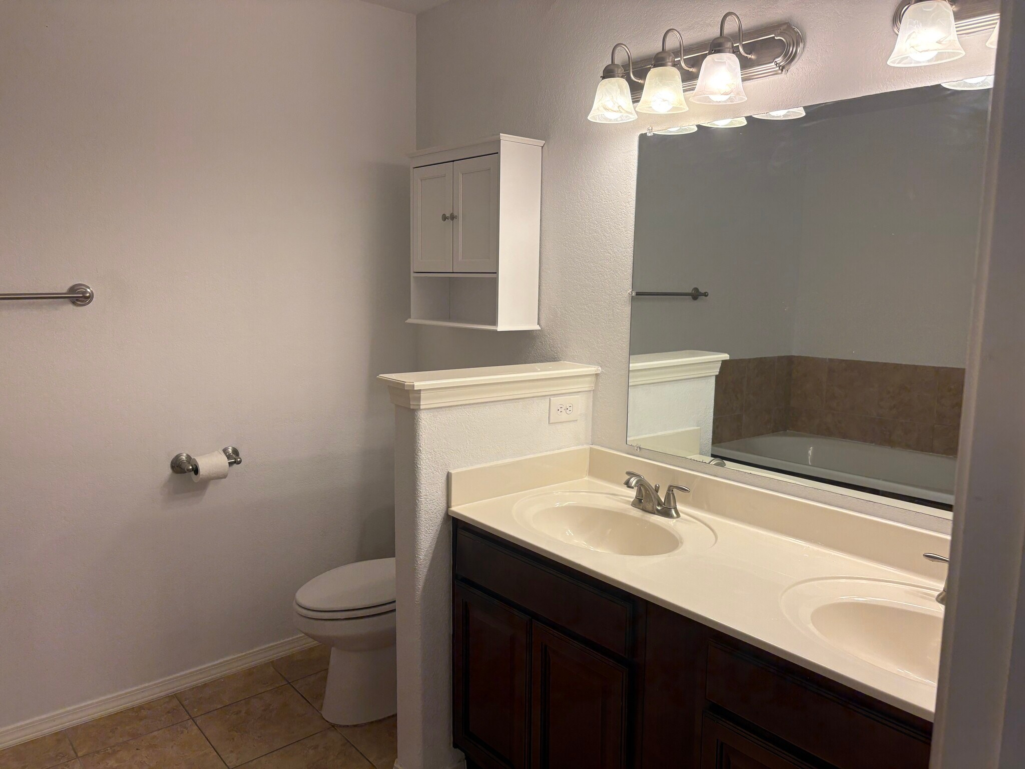 Master bath double vanity - 4208 SW Fieldstone Blvd