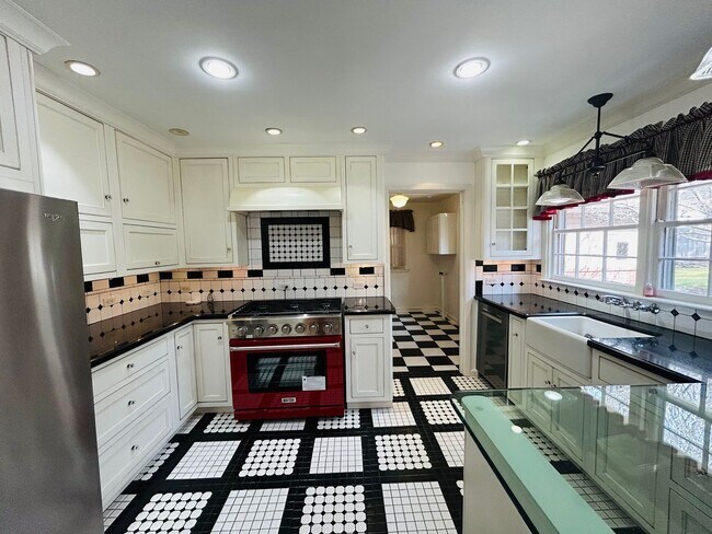 Building Photo - Absolutely gorgeous, remodeled home in beautiful location in Midtown Tulsa