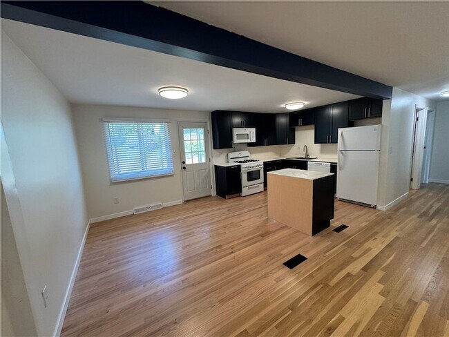 Building Photo - 111 Treeview Dr