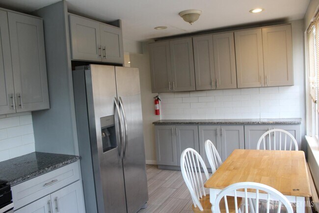 Building Photo - 899 Green St