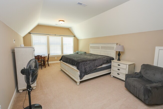 Building Photo - 504 Village Walk Ln