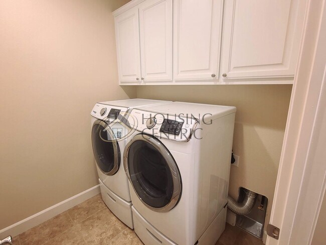 Building Photo - Stunning Single Story Rental in Guard Gate...