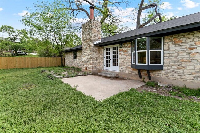 Building Photo - 305 Pecan Ln