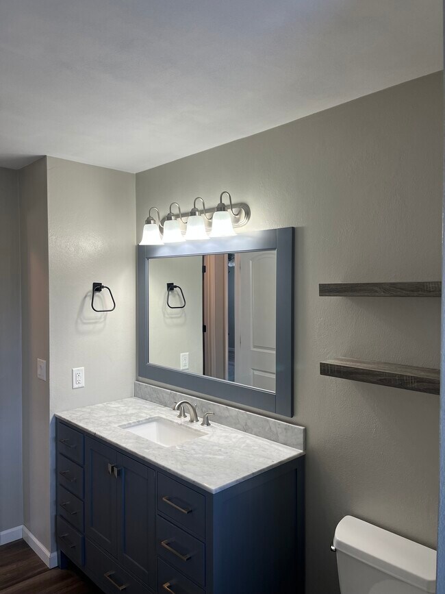 Building Photo - 509 S Matthias St