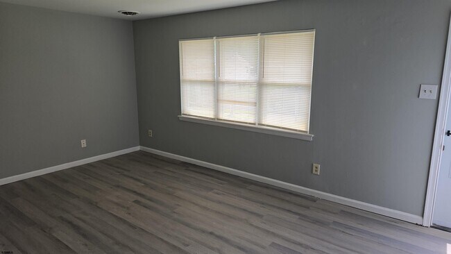 Building Photo - 212 Eagon Ave