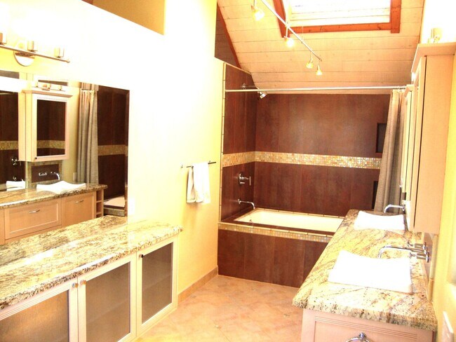 Building Photo - 416 Virginia St