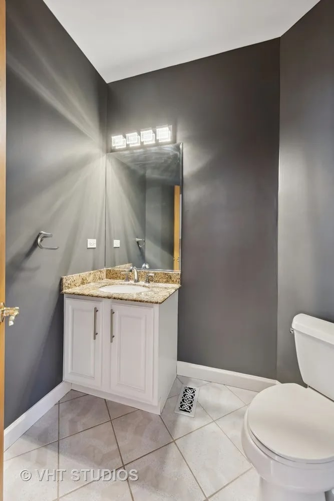 Powder room - 17W234 Massel Ct