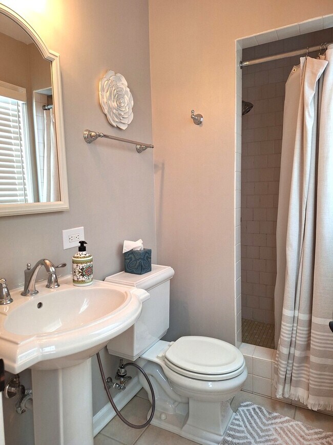 Building Photo - 227 Juneway Terrace